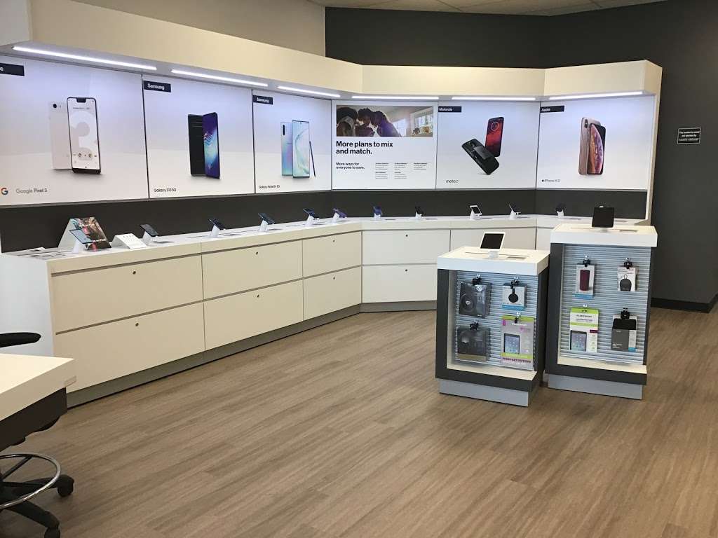 Verizon Authorized Retailer – Russell Cellular | 5625 Seven Mile Dr Ste 101, Wildwood, FL 34785, USA | Phone: (352) 661-0075