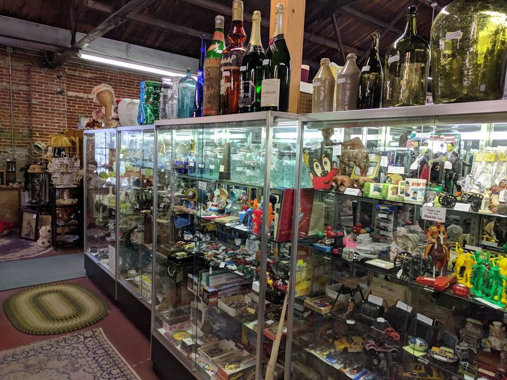 Berkeley Springs Antique Mall | 7 Fairfax St, Berkeley Springs, WV 25411, USA | Phone: (304) 258-5676