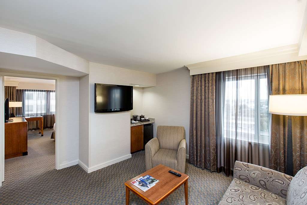 Hilton New York JFK Airport | 144-02 135th Ave, Jamaica, NY 11436, USA | Phone: (718) 659-0200