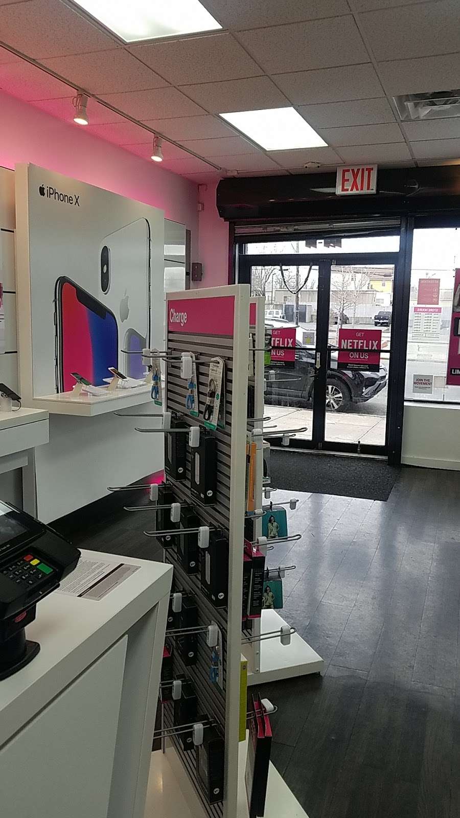 T-Mobile | 133-26 Springfield Blvd, Springfield Gardens, NY 11413, USA | Phone: (718) 712-7100