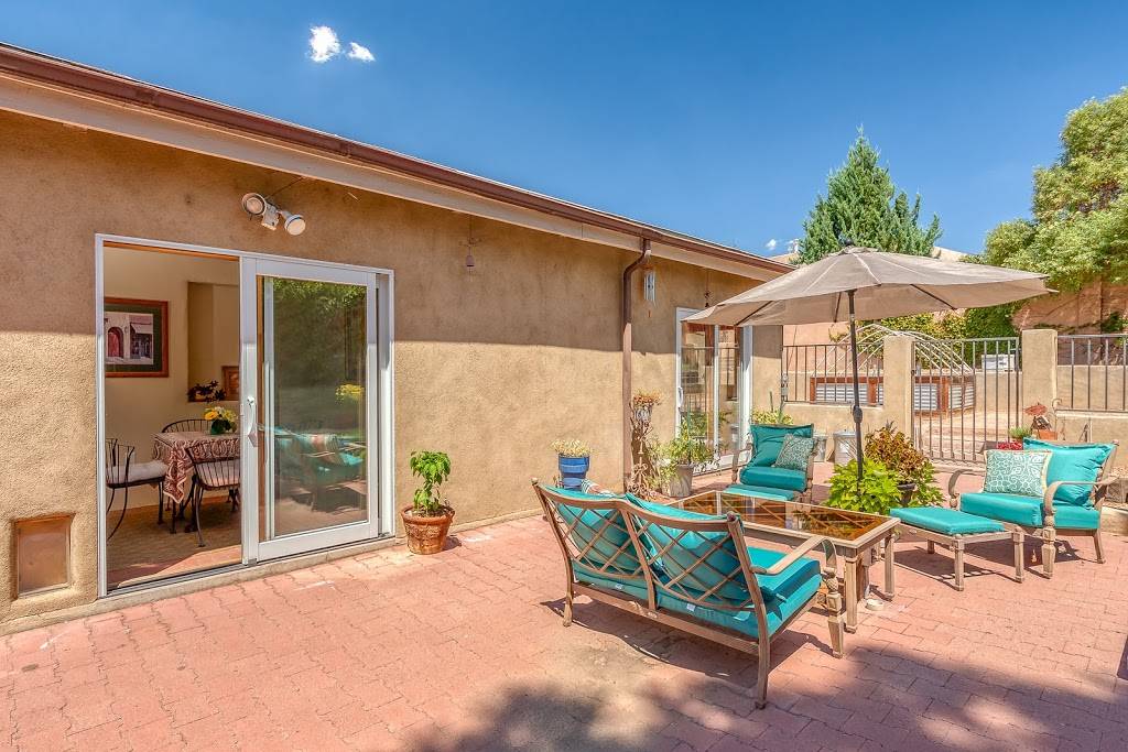Casa Flora Vacation Rental | 4135 Sunningdale Ave NE, Albuquerque, NM 87110, USA | Phone: (505) 672-8387