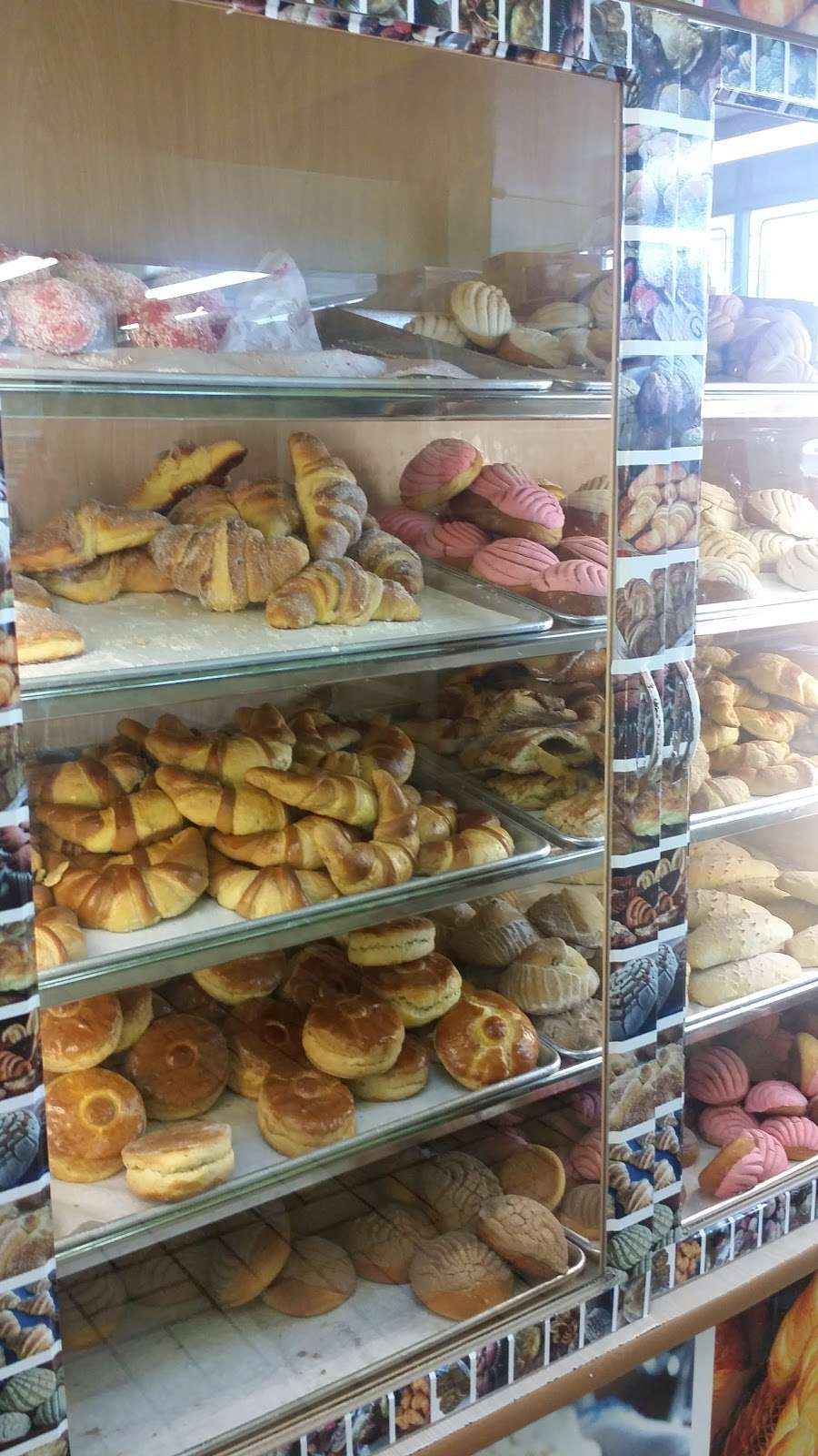 Panaderia Dos Aguilas | 5945 Whittier Blvd, Los Angeles, CA 90022, USA | Phone: (323) 721-5784