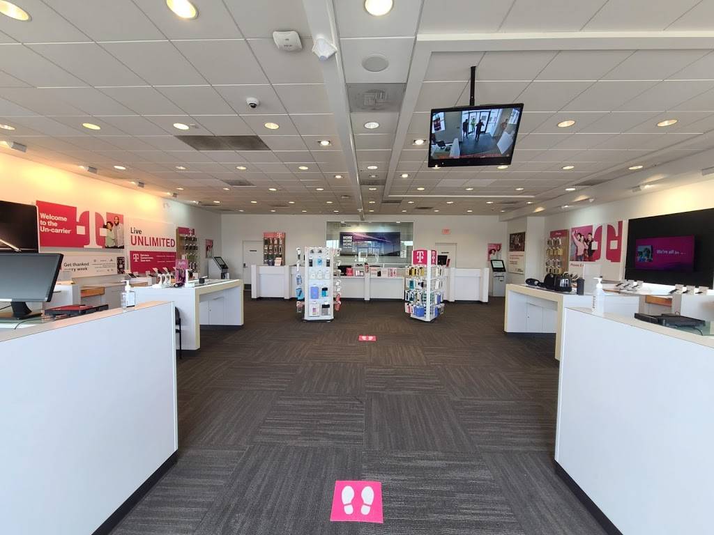 T-Mobile | 3703 W Camp Wisdom Rd, Dallas, TX 75237, USA | Phone: (972) 283-5100