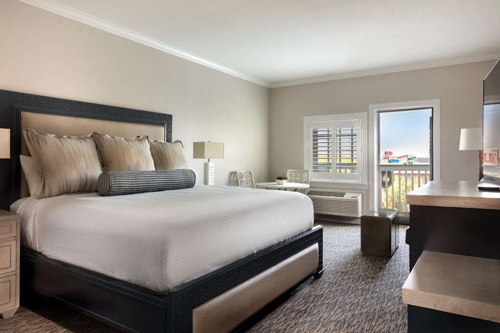 Boardwalk Inn | Waterfront #8, Kemah, TX 77565, USA | Phone: (281) 334-9880