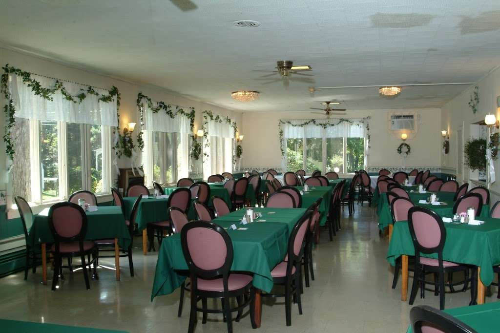 Chestnut Grove Family Resort | 106 Carlton Rd, Mt Pocono, PA 18344, USA | Phone: (570) 839-3656