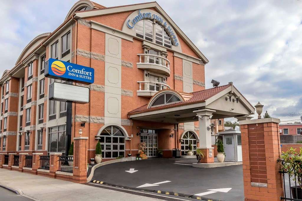 Comfort Inn & Suites LaGuardia Airport | 60-30 Maurice Ave, Maspeth, NY 11378, USA | Phone: (718) 457-5555