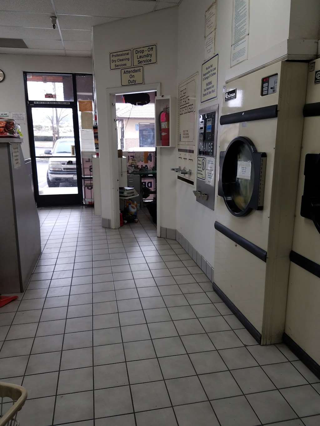 Phelan Laundromat | 3936 Phelan Rd ste a6, Phelan, CA 92371, USA | Phone: (760) 868-8800