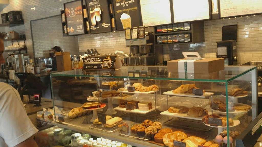 Starbucks | 910 International Pkwy, Lake Mary, FL 32746, USA | Phone: (321) 370-0446