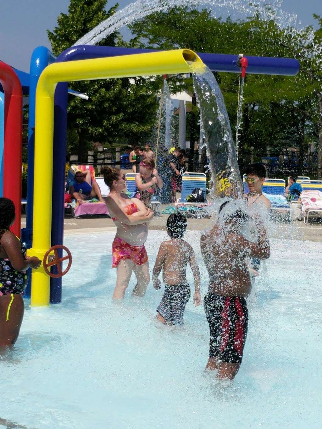 Family Aquatic Center at Heritage Park | 105 Community Blvd, Wheeling, IL 60090, USA | Phone: (847) 465-3333