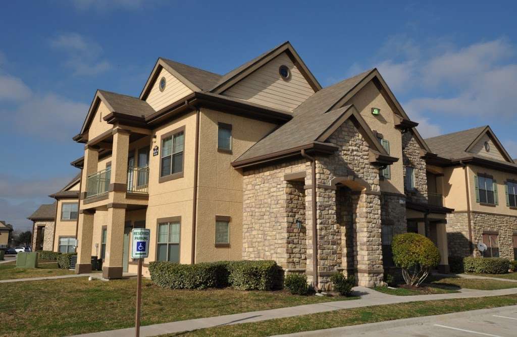 Champion Townhomes on the Green | 11201 Veterans Memorial Pkwy, Houston, TX 77067, USA | Phone: (281) 595-1452