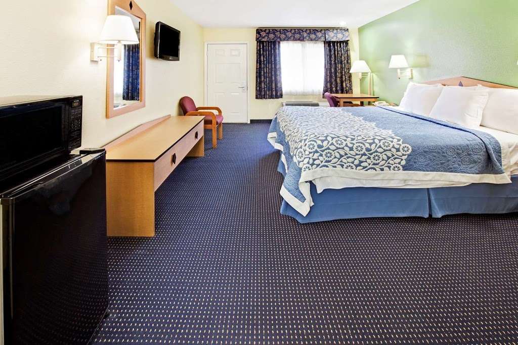 Days Inn by Wyndham Baytown Garth Road I10 East | 5021 East Fwy, Baytown, TX 77521, USA | Phone: (281) 839-2107