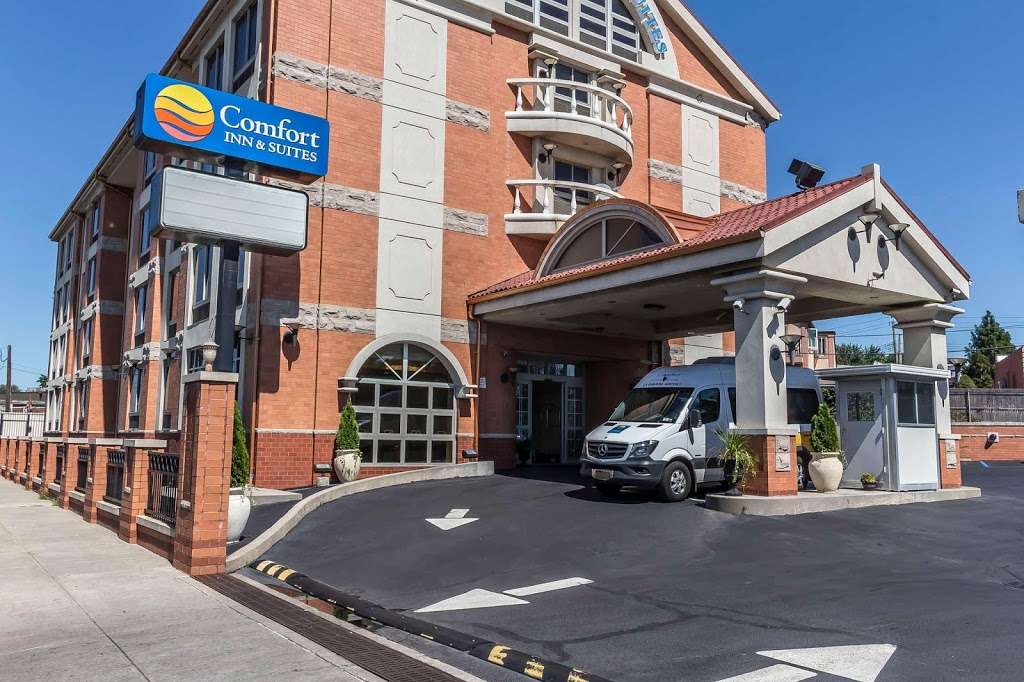 Comfort Inn & Suites LaGuardia Airport | 60-30 Maurice Ave, Maspeth, NY 11378, USA | Phone: (718) 457-5555