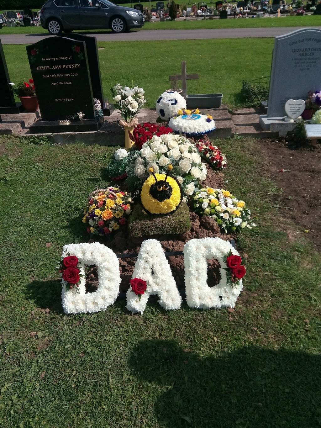 The Lawn Cemetery | North Mymms, Hatfield AL10 8XG, UK | Phone: 01707 357000