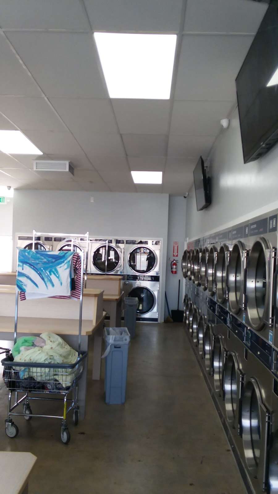 P Laundromat | 3252 W Lincoln Ave, Anaheim, CA 92801, USA | Phone: (714) 248-6561