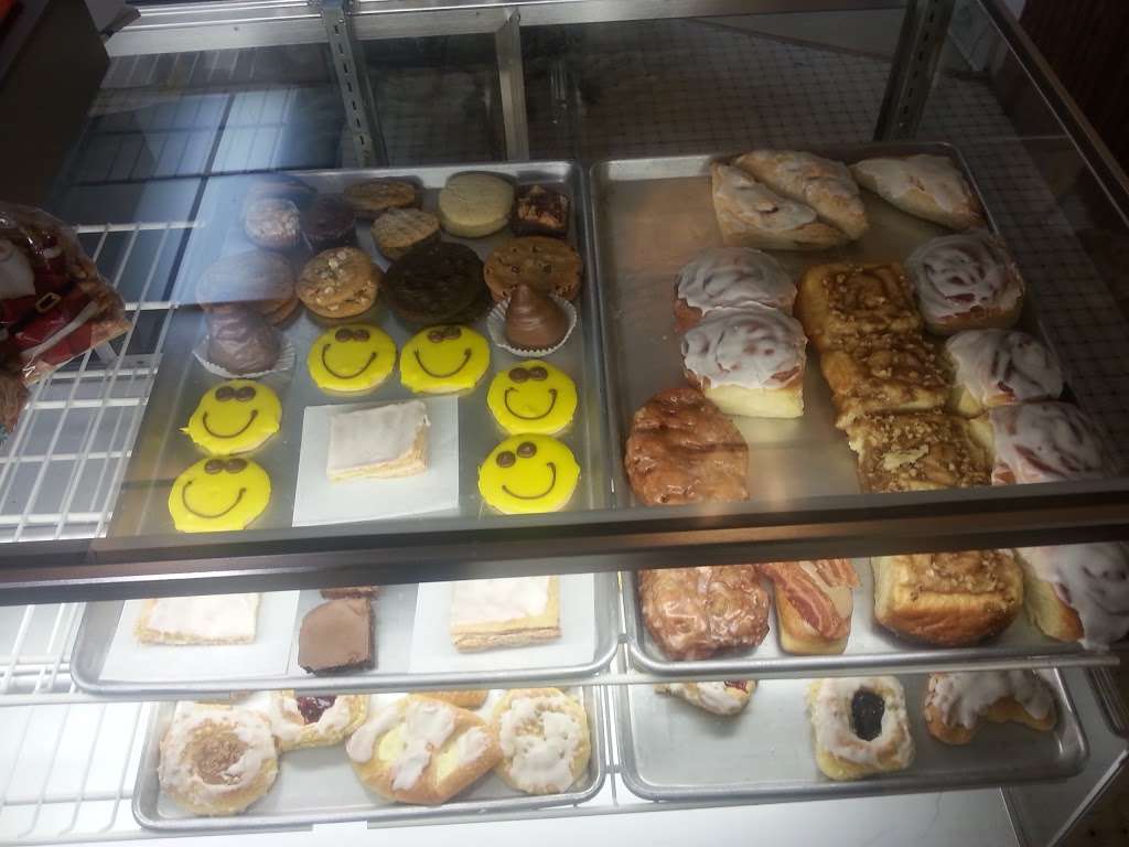 Dwight Pfaffs Bakery | 104 E Main St, Dwight, IL 60420, USA | Phone: (815) 584-5100