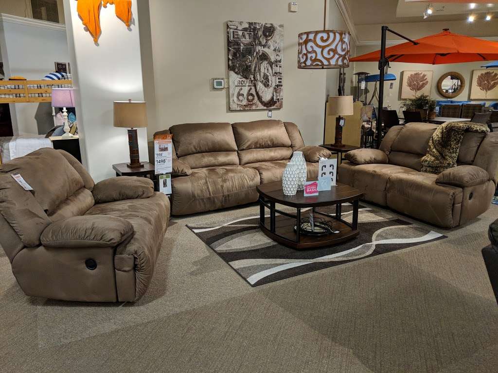 Ashley HomeStore | 829 N Alafaya Trail, Waterford Lakes Pkwy, Orlando, FL 32828, USA | Phone: (407) 382-1505