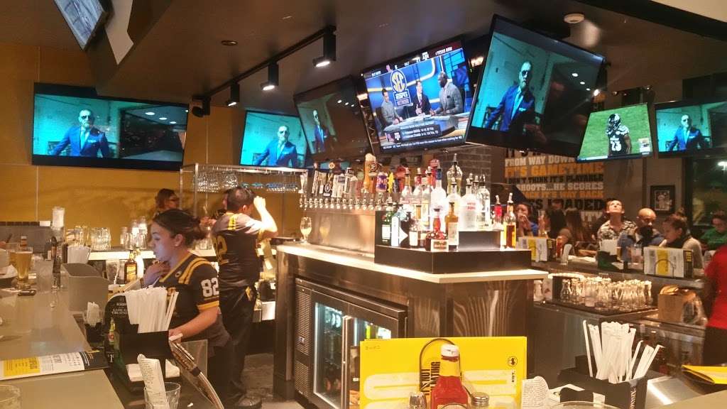 Buffalo Wild Wings | 134-15 20th Ave, College Point, NY 11356, USA | Phone: (718) 353-9453