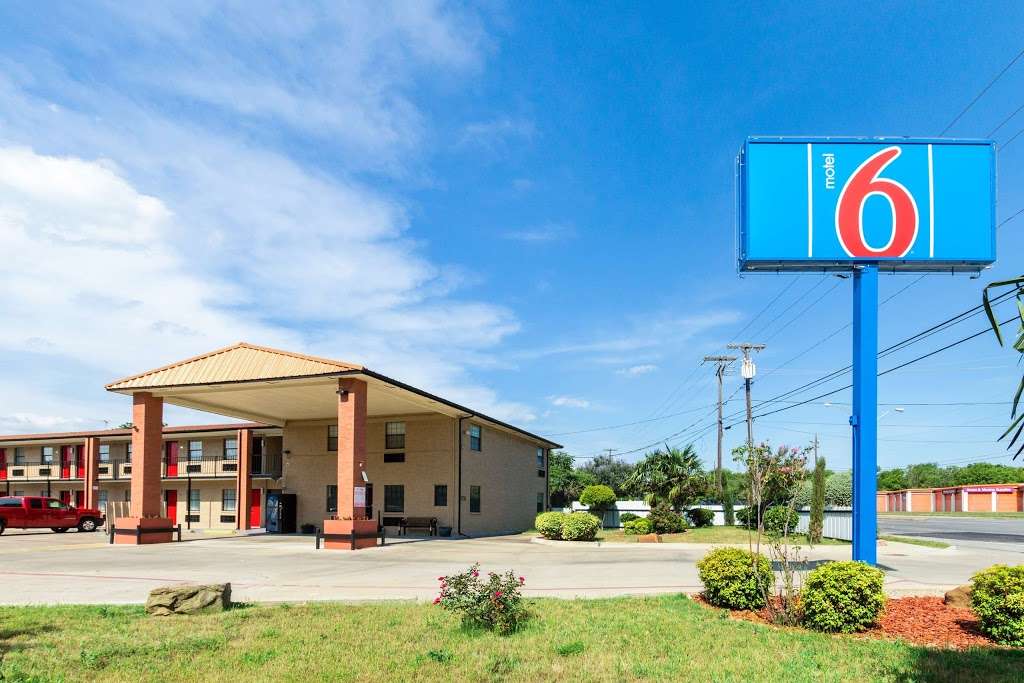 Motel 6 Dallas, TX | 1736 Fort Worth Ave, Dallas, TX 75208, USA | Phone: (214) 748-3939