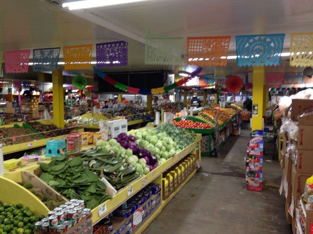 El Mercado De La Ocho | 100 8th St, Passaic, NJ 07055, USA | Phone: (973) 470-8737