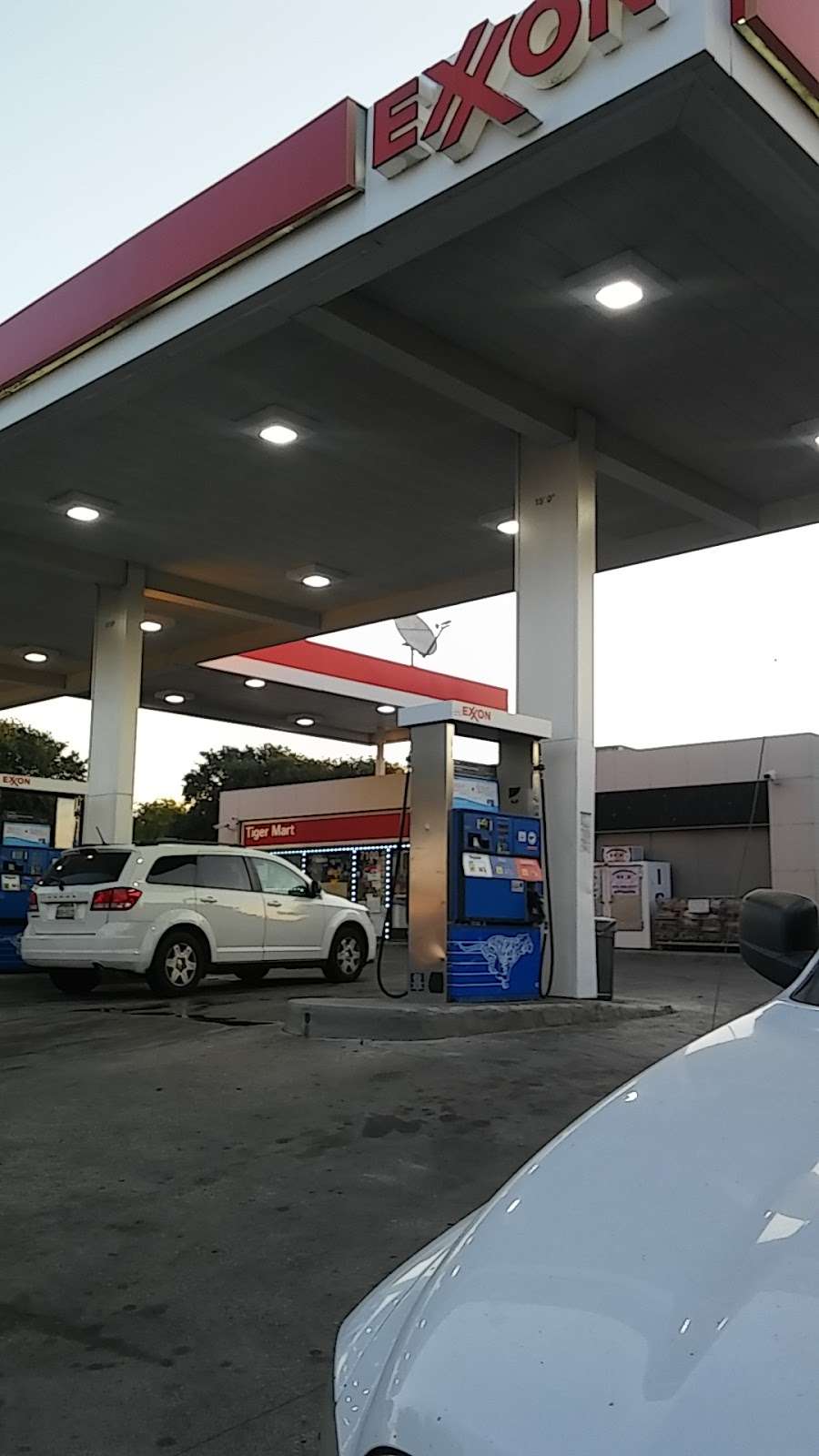 Exxon | 7100 S R L Thornton Fwy, Dallas, TX 75232, USA | Phone: (972) 228-8400