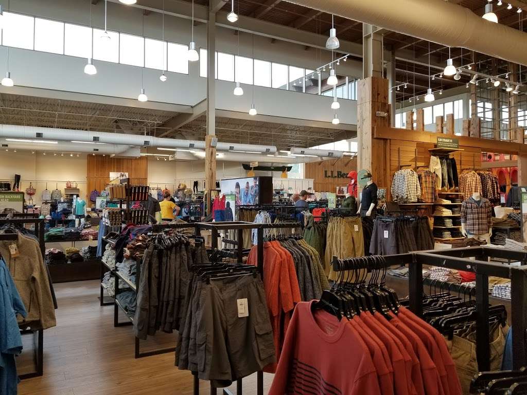 L.L. Bean | 3301 Center Valley Pkwy, Center Valley, PA 18034, USA | Phone: (610) 798-4400