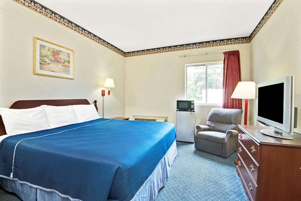 Howard Johnson by Wyndham Bethel | 21 Stony Hill Rd, Bethel, CT 06801, USA | Phone: (203) 743-3855