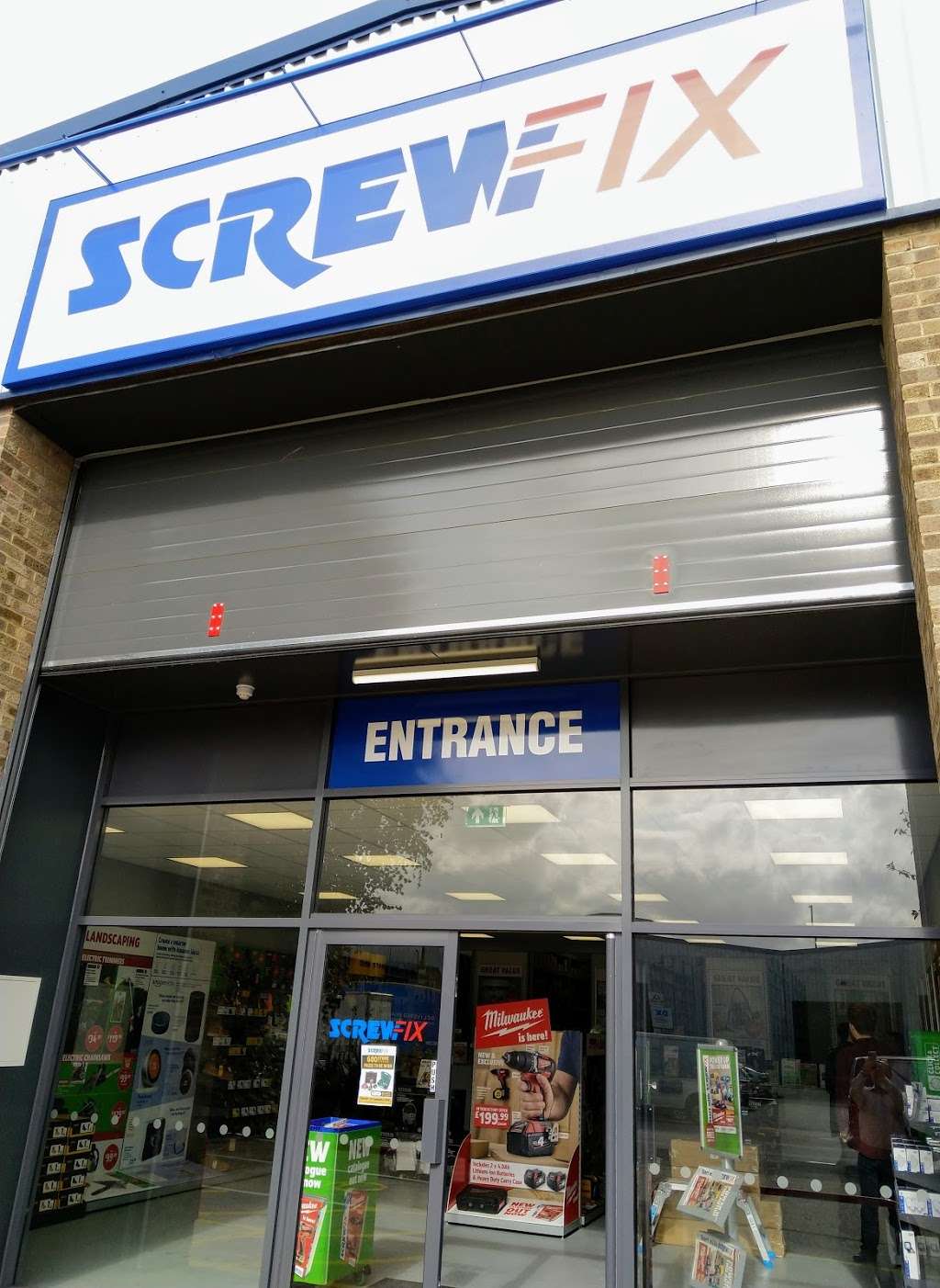 screwfix | Unit 9, Trident Industrial Estate, Pindar Rd, Hoddesdon EN11 0WZ, UK | Phone: 0333 011 2112