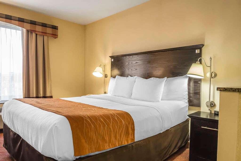 Comfort Inn & Suites LaGuardia Airport | 60-30 Maurice Ave, Maspeth, NY 11378, USA | Phone: (718) 457-5555