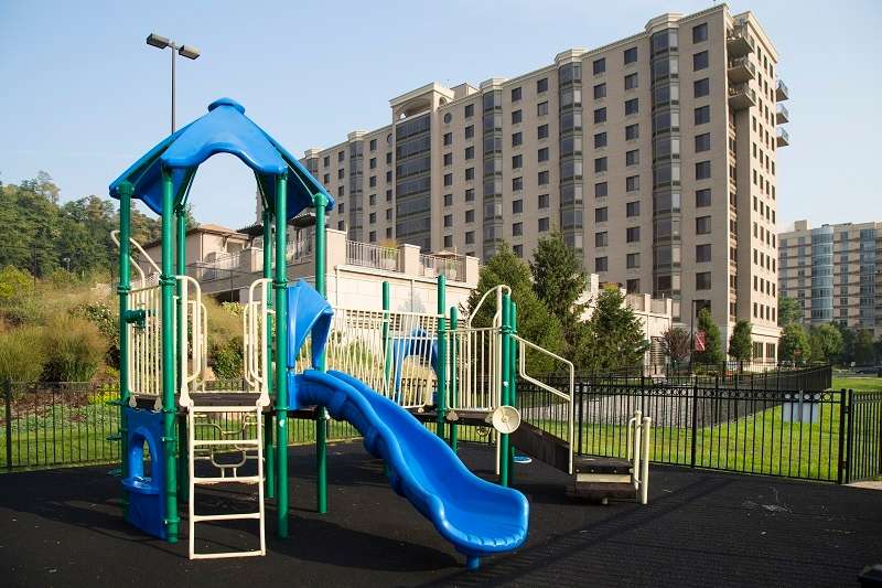 Half Moon Harbour Apartments | 7912 River Rd, North Bergen, NJ 07047, USA | Phone: (201) 662-1100