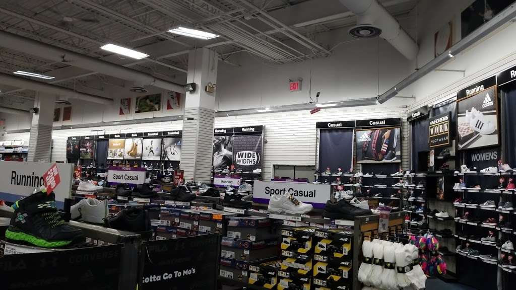 Modells Sporting Goods | 30-50 77th St, East Elmhurst, NY 11370, USA | Phone: (718) 565-1600