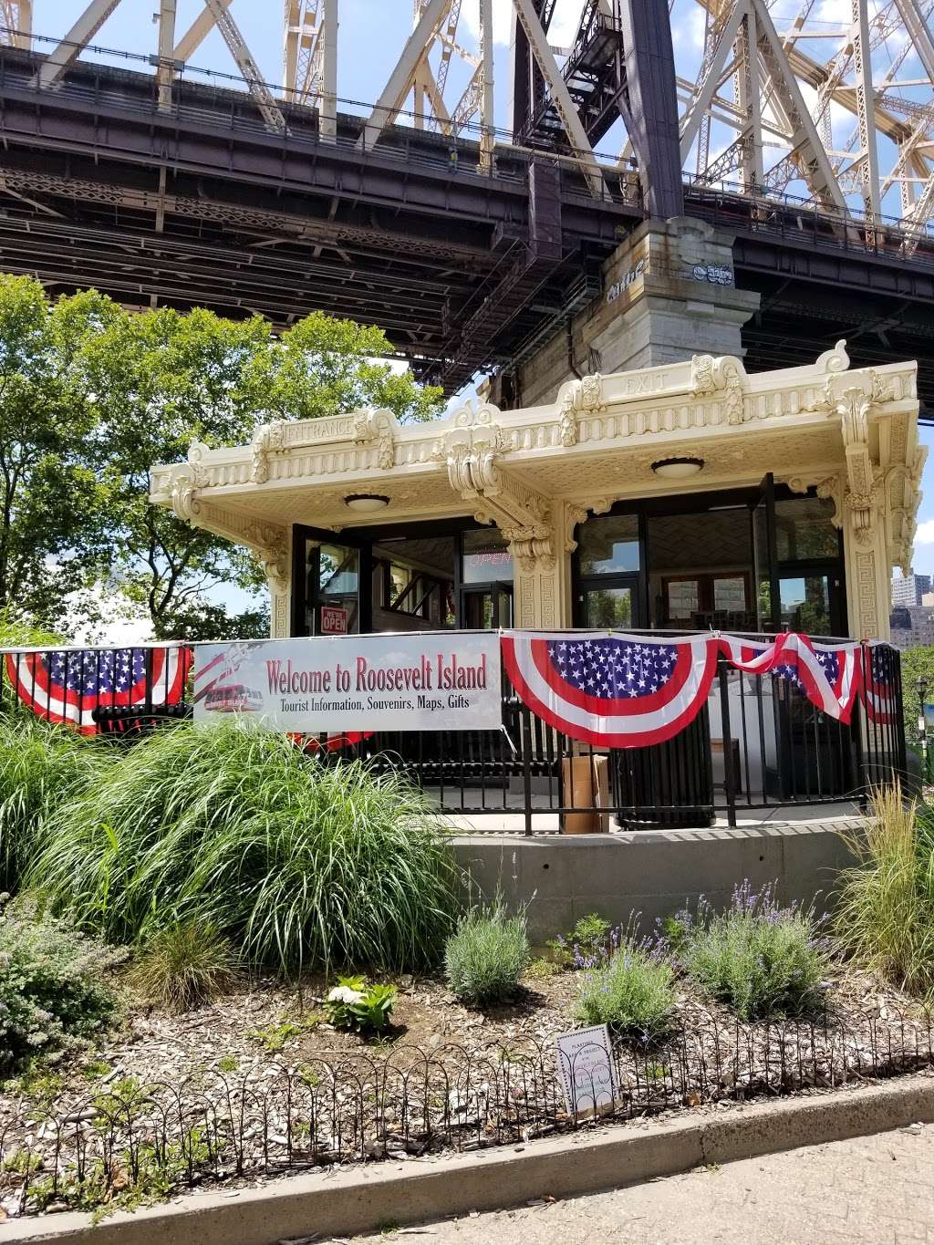 Roosevelt Island Tram Station | Main St, Roosevelt Island, NY 10044, USA