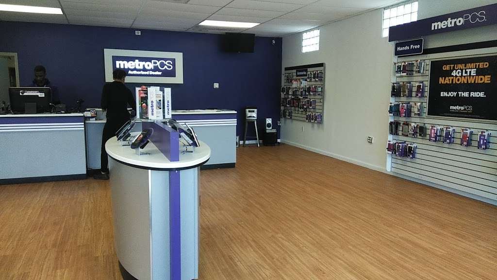 Metro by T-Mobile | 5502 The Paseo, Kansas City, MO 64110, USA | Phone: (888) 863-8768