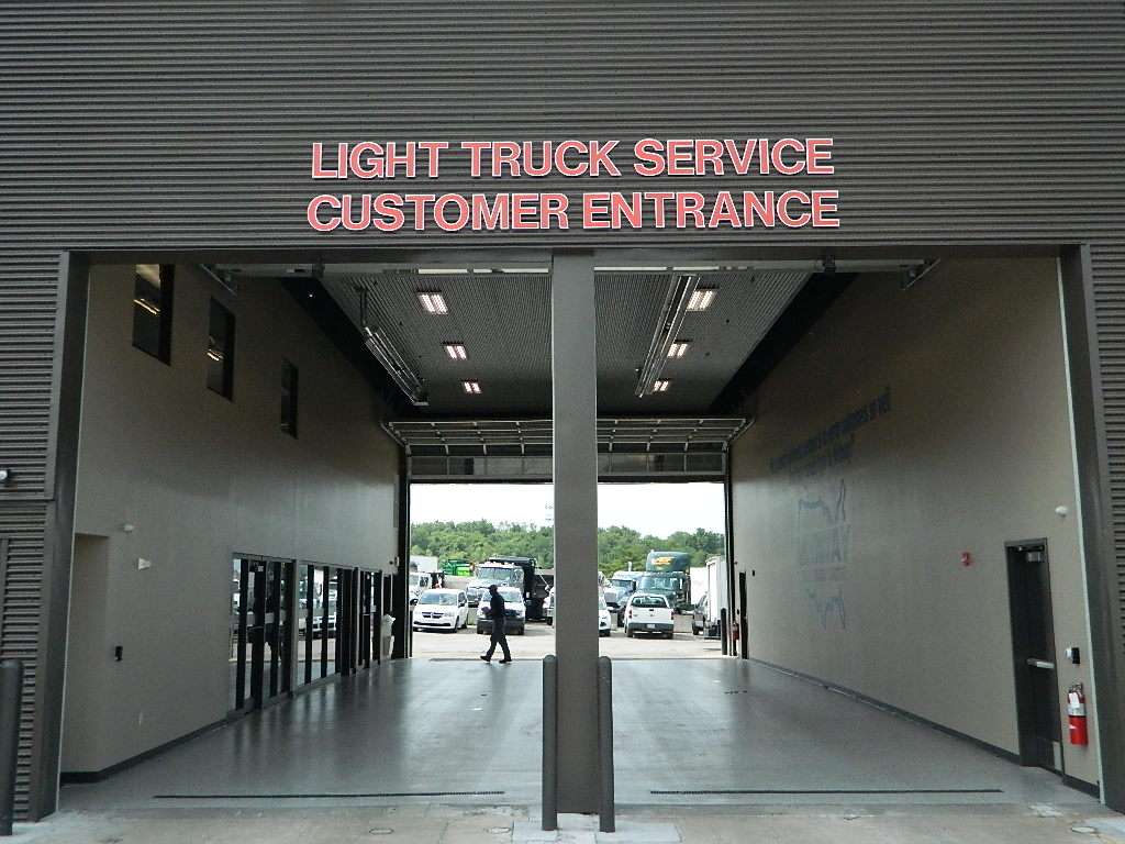 Midway Ford Truck Center, INC | 7601 NE 38th St, Kansas City, MO 64161, USA | Phone: (816) 455-3000