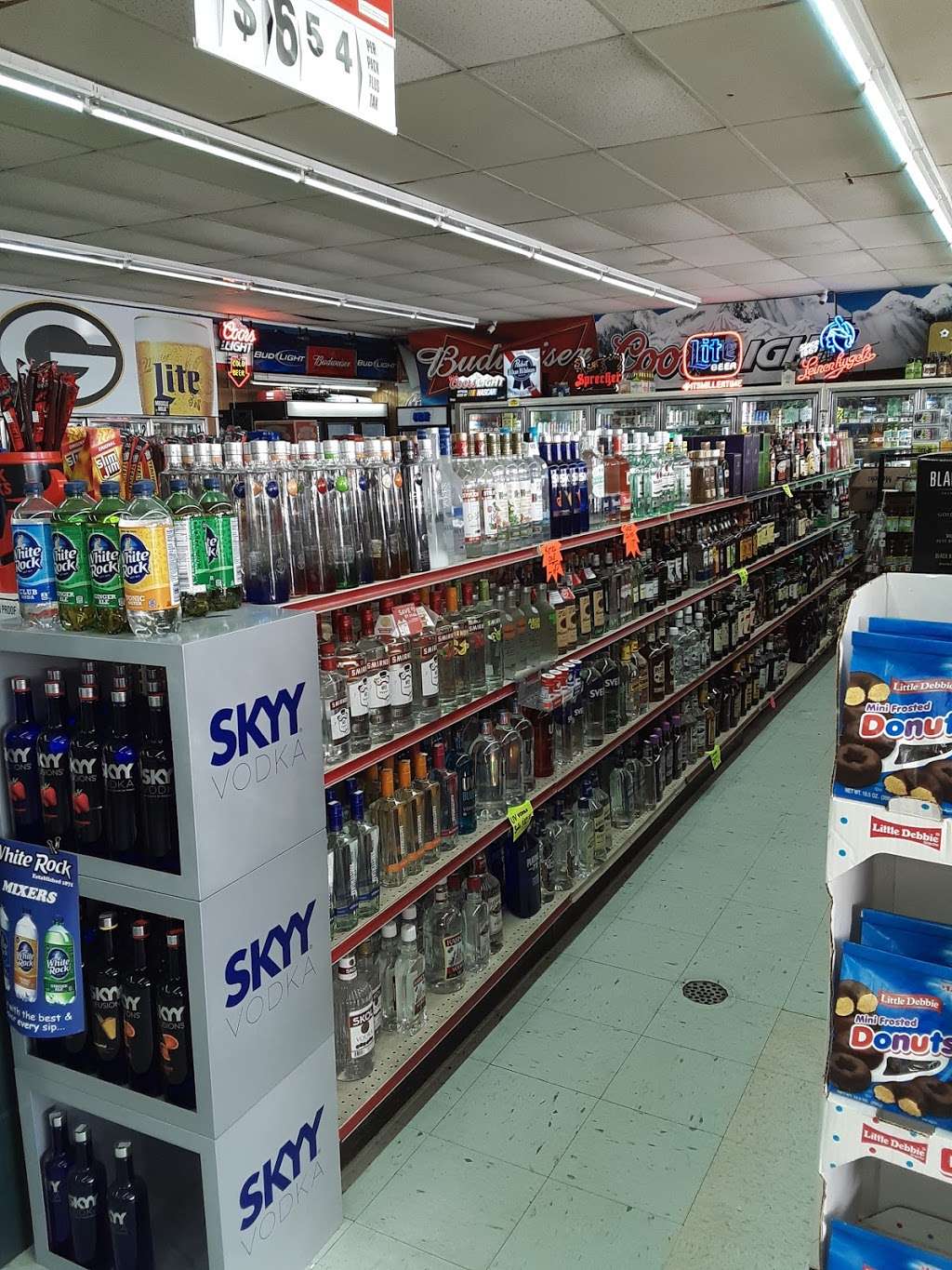 V Js Food Mart | 9206 W Schlinger Ave, Milwaukee, WI 53214, USA | Phone: (414) 476-8367