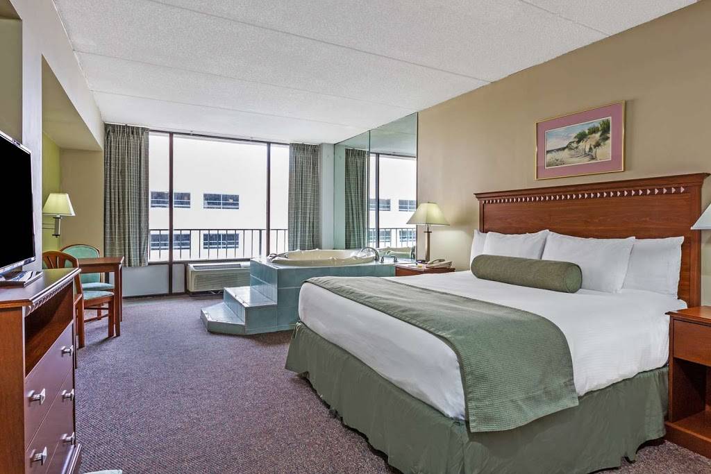 Days Inn by Wyndham Virginia Beach At The Beach | 1000 Atlantic Ave, Virginia Beach, VA 23451, USA | Phone: (757) 428-6141