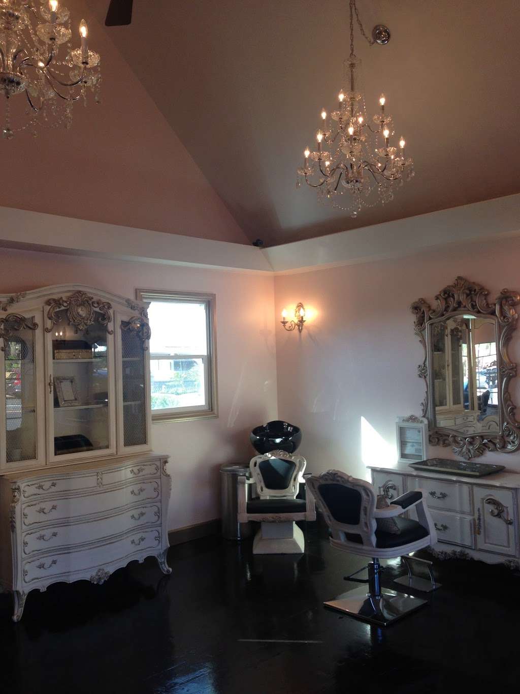 Swell Beauty Hair and Makeup Artistry | 1751 S Coast Hwy, Laguna Beach, CA 92651, USA | Phone: (949) 579-2747