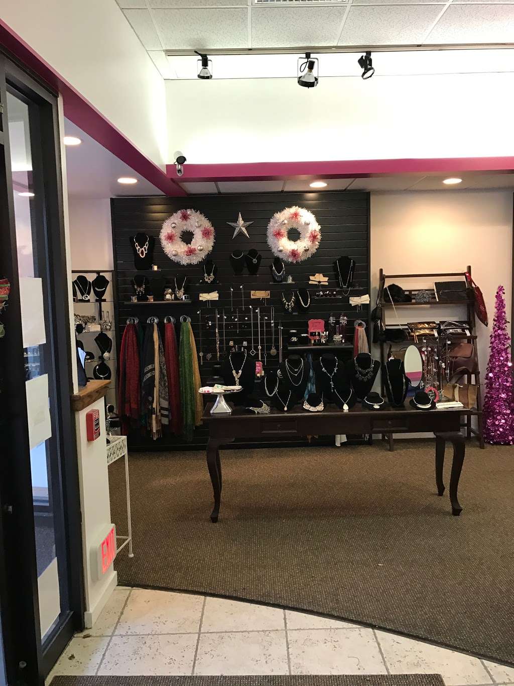 Uptown Girlz Of Park Ridge | 112 S Prospect Ave, Park Ridge, IL 60068, USA | Phone: (847) 696-7624