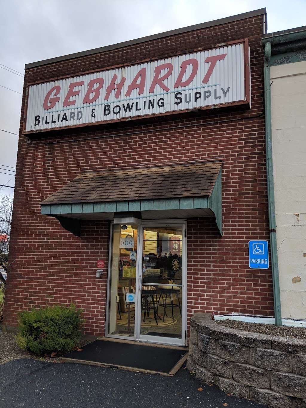 Gebhardts Billiards & Bowling | 1010 Airport Rd, Allentown, PA 18109, USA | Phone: (610) 439-8464