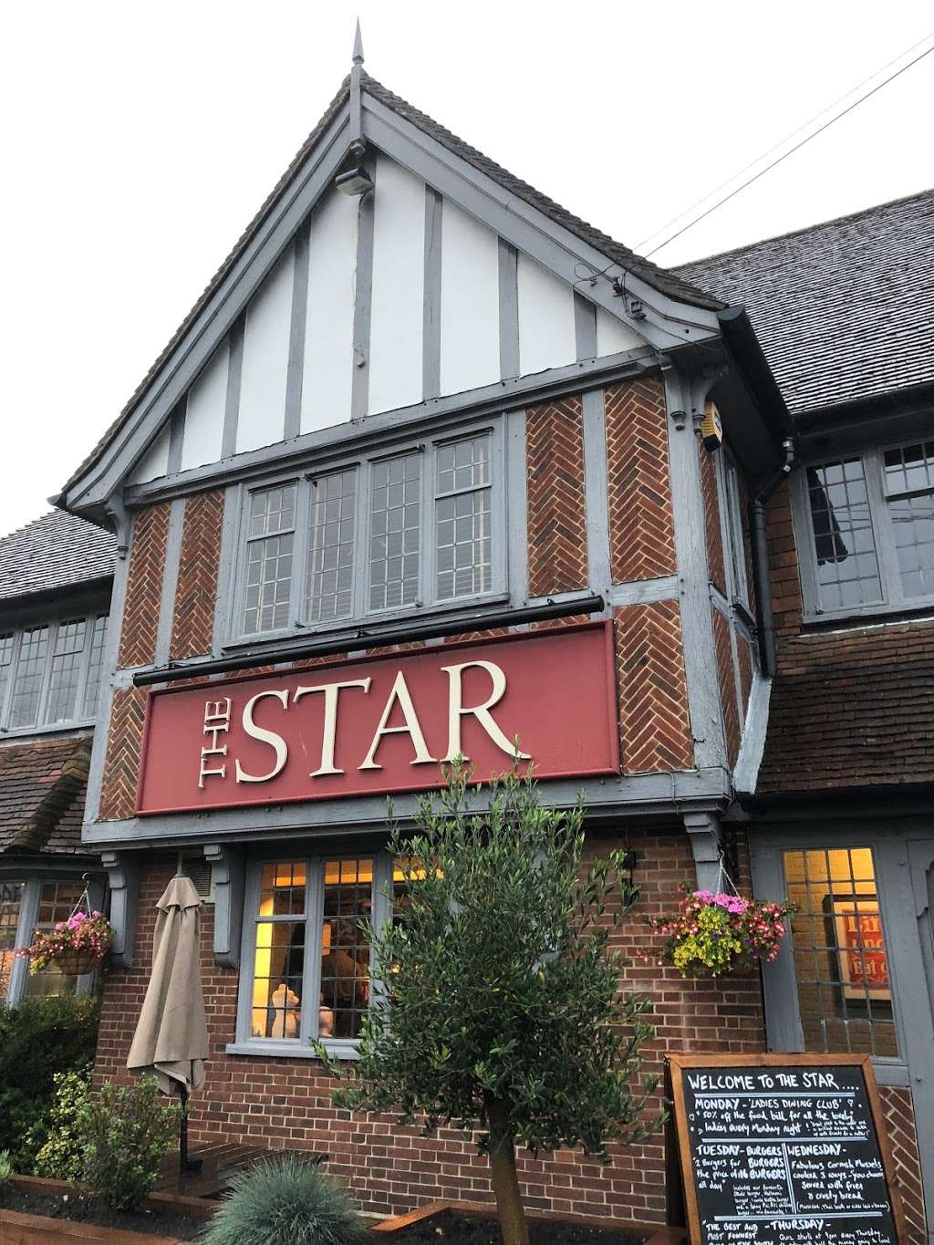 The Star Inn | Church Rd, Lingfield RH7 6AH, UK | Phone: 01342 832364