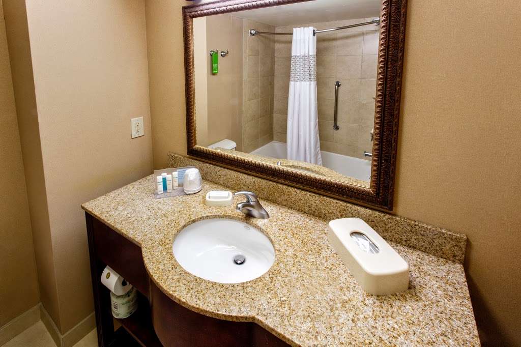 Hampton Inn & Suites Staten Island | 1120 South Ave, Staten Island, NY 10314, USA | Phone: (718) 477-1600