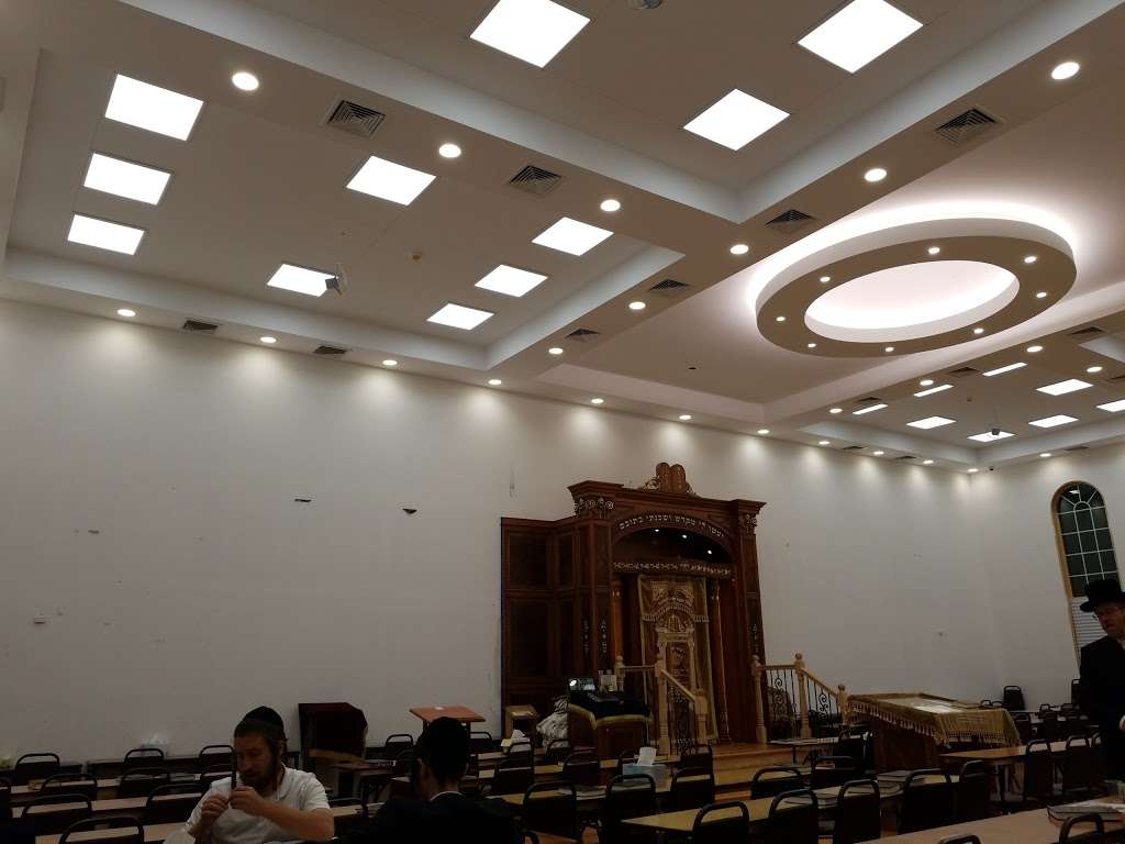 Radishitz Shul | 3 Echo Ridge Rd, Airmont, NY 10952, USA | Phone: (718) 930-5200