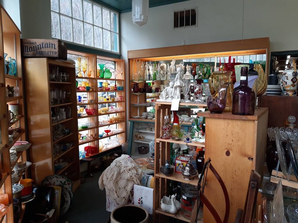 Berkeley Springs Antique Mall | 7 Fairfax St, Berkeley Springs, WV 25411, USA | Phone: (304) 258-5676