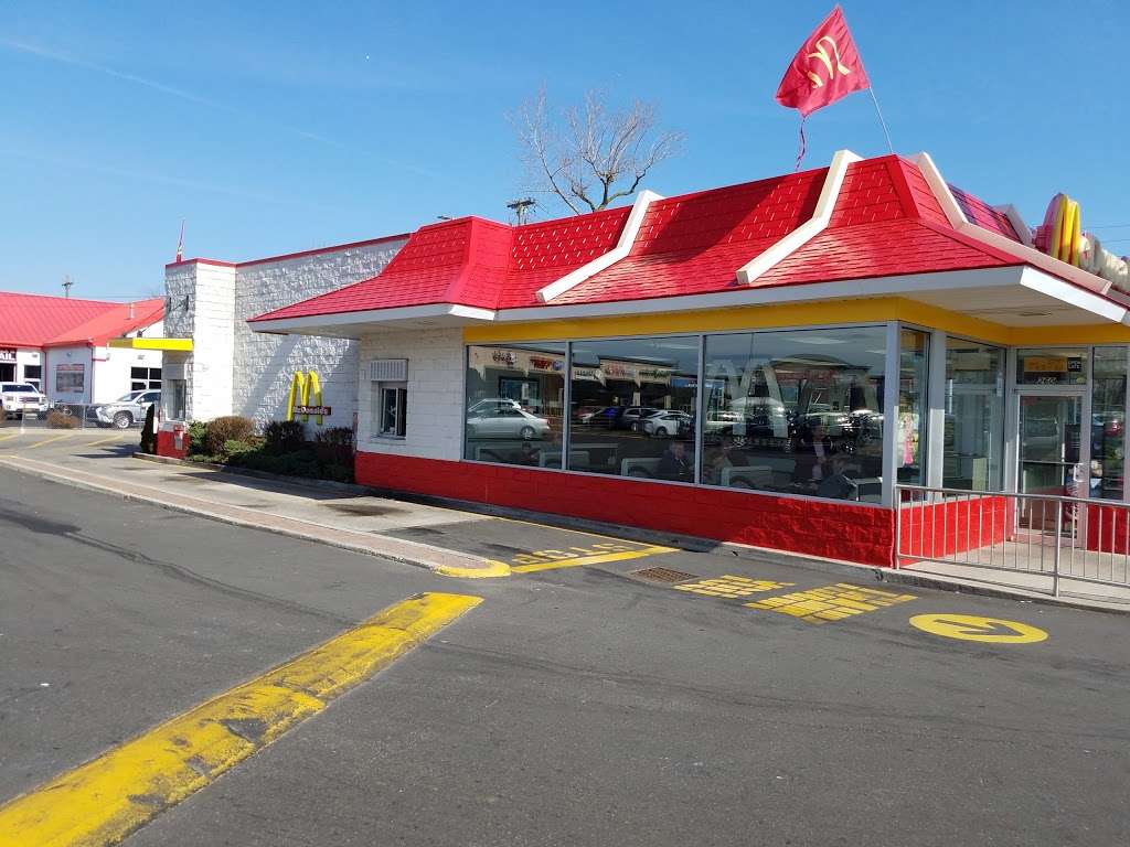 McDonalds | 260 Page Ave, Staten Island, NY 10307, USA | Phone: (718) 227-2483