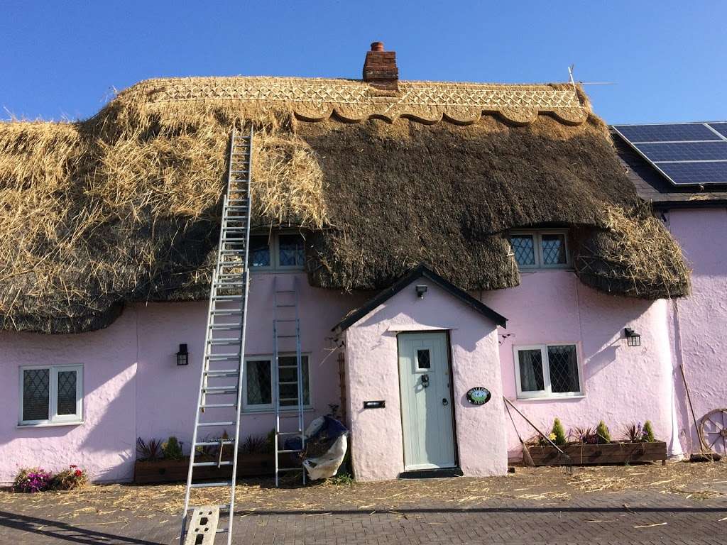 LDthatching | 39 Rowley Mead Thornwood, Epping, Thornwood, Epping CM16 6NH, UK | Phone: 07974 766287