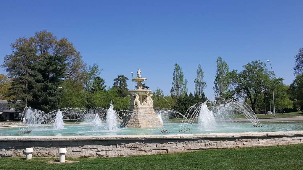 Meyer Circle Fountain | W Meyer Blvd, Kansas City, MO 64113, USA