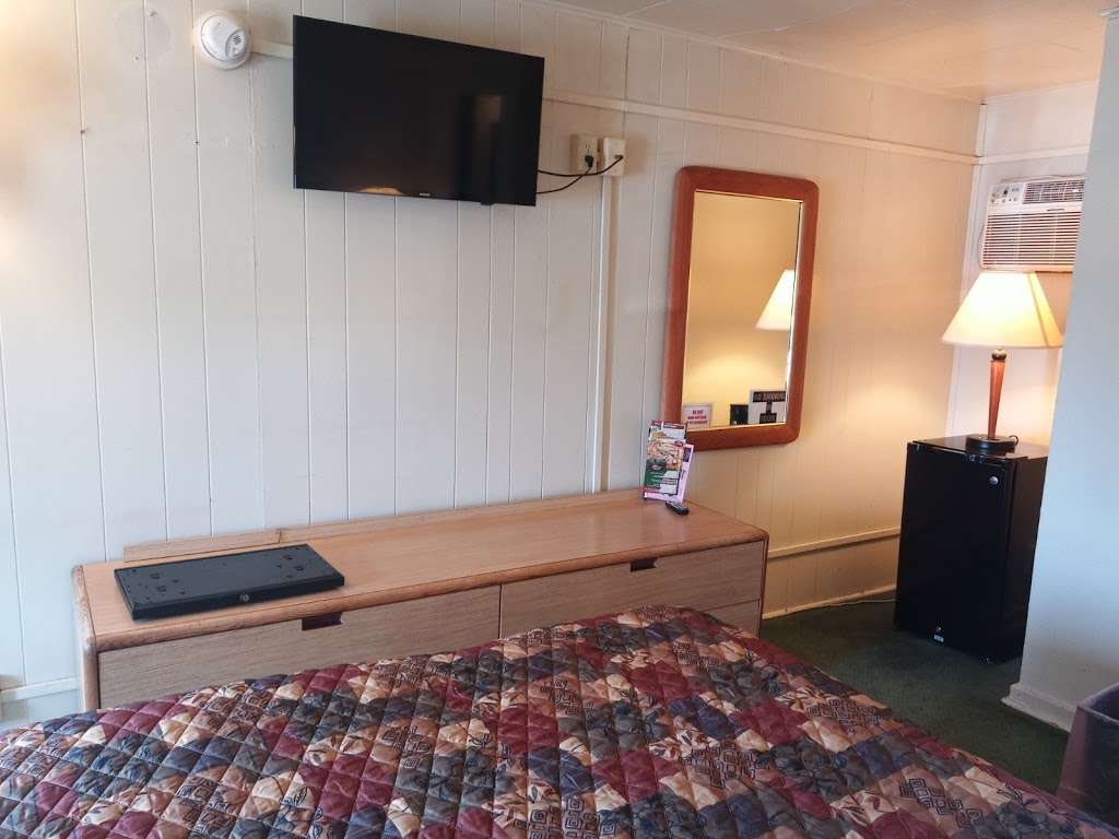 Dollys Villa Vista Motel | 8060 S 27th St, Oak Creek, WI 53154, USA | Phone: (414) 761-1600