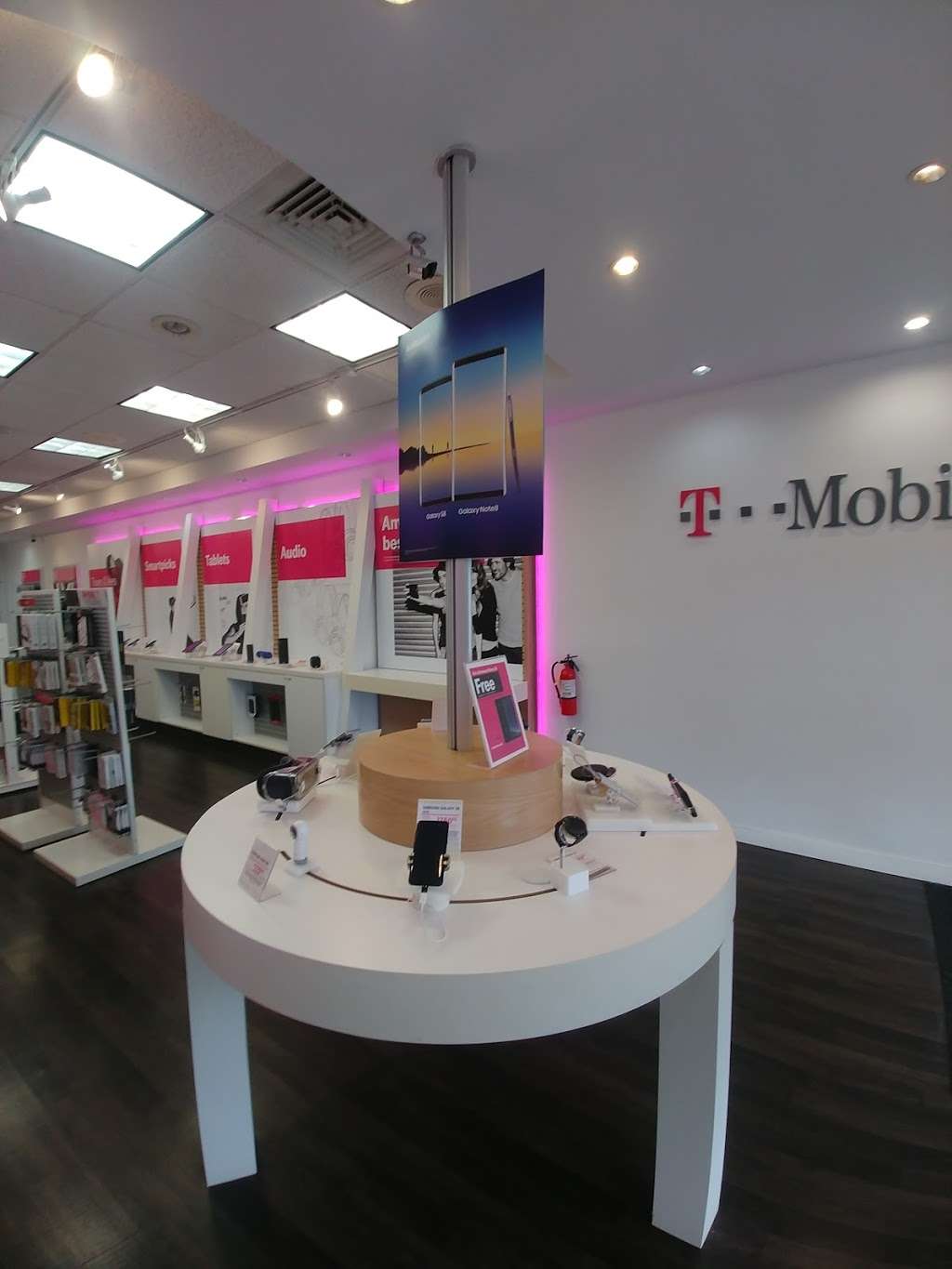 T-Mobile | 391 Nesconset Hwy, Hauppauge, NY 11788, USA | Phone: (631) 265-2424