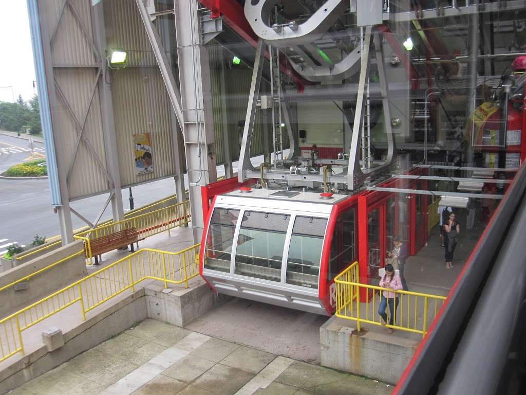 Roosevelt Island Tram Station | Main St, Roosevelt Island, NY 10044, USA