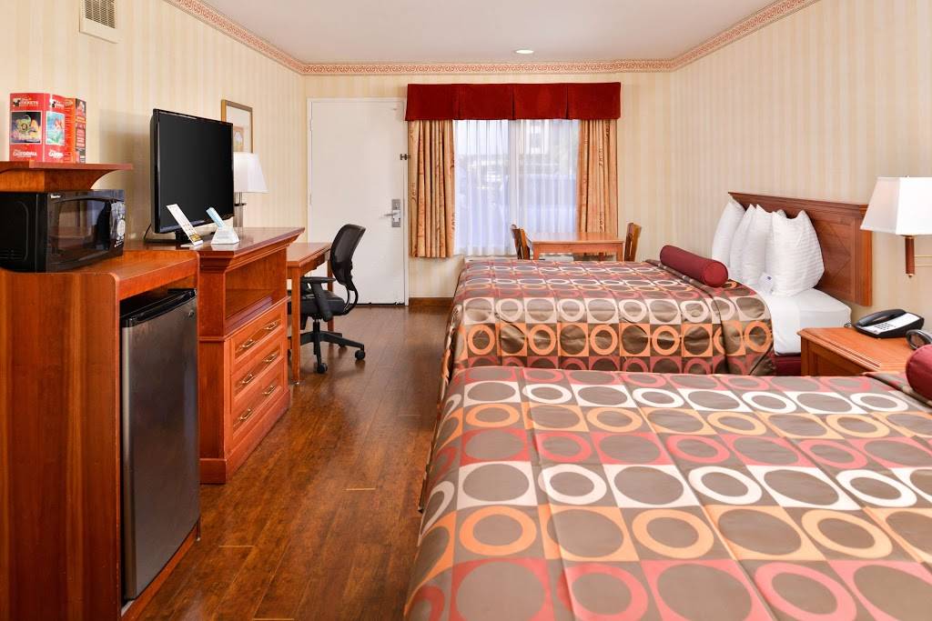 Best Western Plus Raffles Inn & Suites | 2040 S Harbor Blvd, Anaheim, CA 92802, USA | Phone: (714) 750-6100