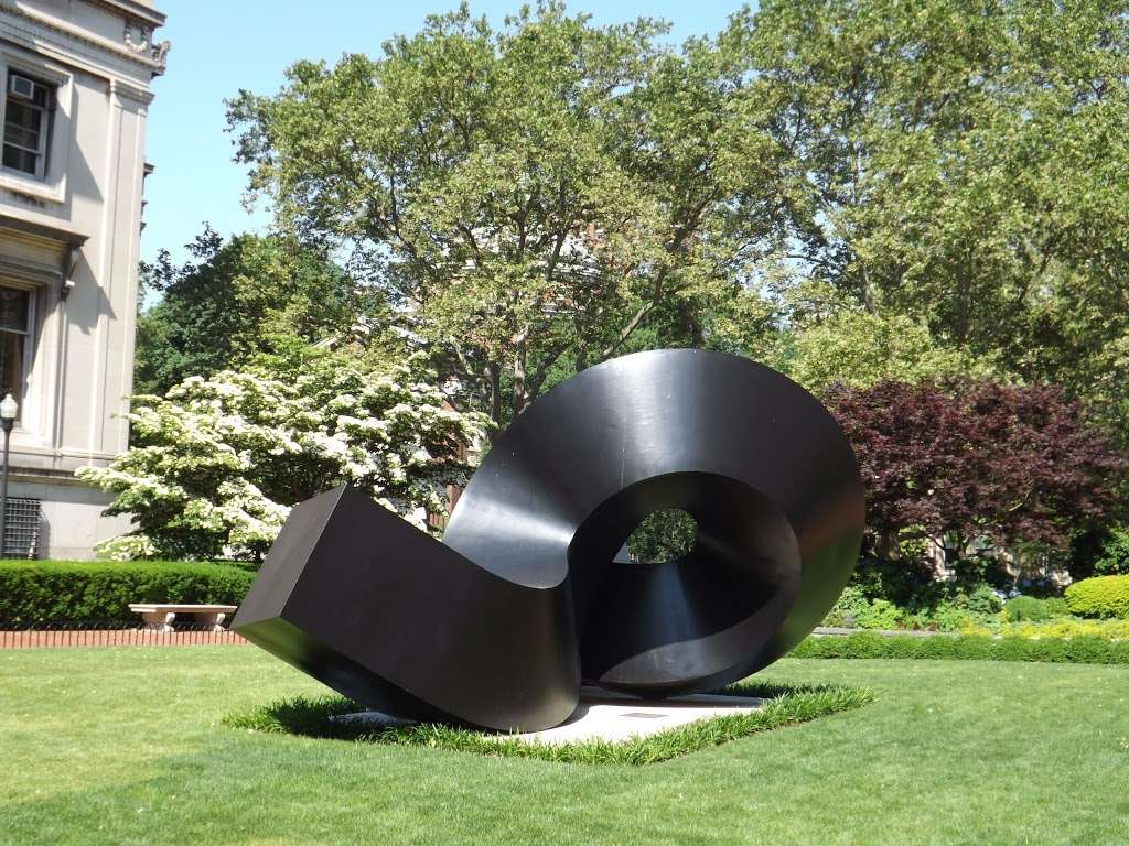 Clement Meadmore - The Curl | 3022 Broadway, New York, NY 10027, USA